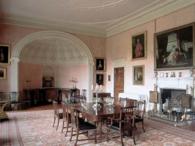 Wnętrze salonu w historycznej rezydencji w Wielkiej Brytanii.